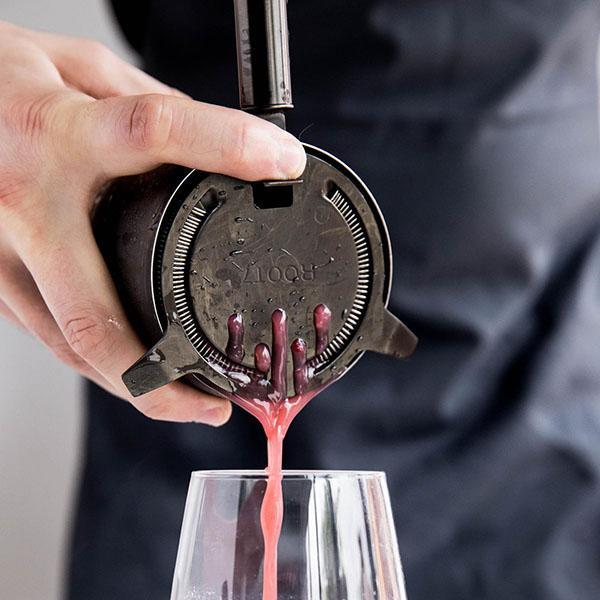 Using-a-cocktail-strainer-set